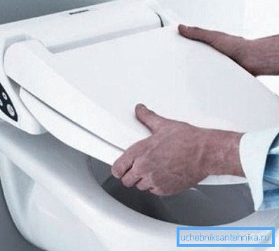 Tak więc zwykła toaleta zamienia się w podgrzewaną Tak więc zwykła toaleta zamienia się w podgrzewaną
