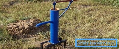 Wygląda jak studnia z ręczną pompą mechaniczną. Wygląda jak studnia z ręczną pompą mechaniczną.