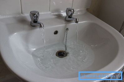 Typowa brytyjska umywalka. Zdjęcie zostało zrobione przez rosyjskiego turystę w porcie w Glasgow w maju 2014 roku. Typowa brytyjska umywalka. Zdjęcie zostało zrobione przez rosyjskiego turystę w porcie w Glasgow w maju 2014 roku.