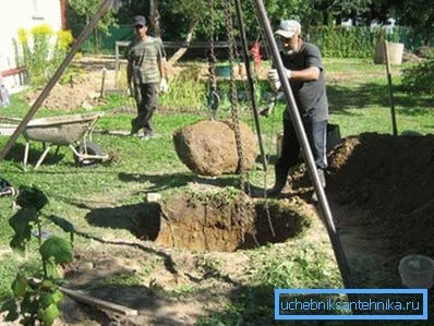 Statyw, który zawiesza ręczny wciągnik łańcuchowy. Statyw, który zawiesza ręczny wciągnik łańcuchowy.