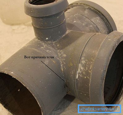 Plastikowe pęknięcie rury ściekowej