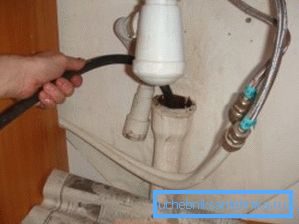 Powoli przesuwaj kabel, wykonując ruchy obrotowe tak, aby ostra końcówka usunęła brud ze ścianek rury. Powoli przesuwaj kabel, wykonując ruchy obrotowe tak, aby ostra końcówka usunęła brud ze ścianek rury.
