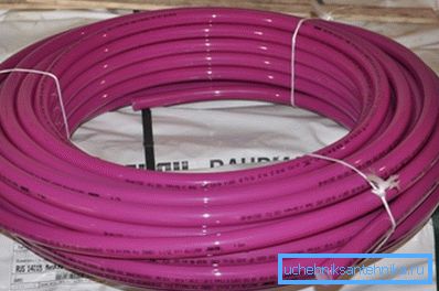 Ogrzewanie rur Rehau Rautitan Pink jest w zwojach.