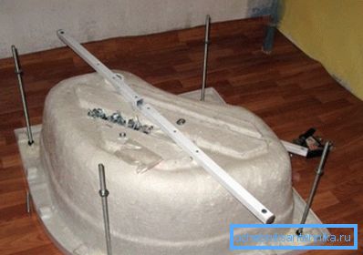 Narożna kabina prysznicowa 100x100 z wysoką podstawą podczas instalacji Narożna kabina prysznicowa 100x100 z wysoką podstawą podczas instalacji
