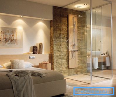 Narożniki sprawiają, że kabina prysznicowa jest organiczną częścią wnętrza w apartamencie typu studio Narożniki sprawiają, że kabina prysznicowa jest organiczną częścią wnętrza w apartamencie typu studio