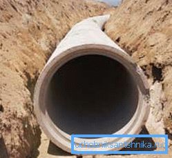 Układanie betonowego kanału ściekowego Układanie betonowego kanału ściekowego
