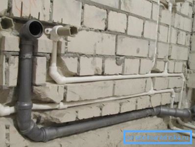 Układanie nowoczesnej plastikowej komunikacji w ścianie łazienki. Układanie nowoczesnej plastikowej komunikacji w ścianie łazienki.
