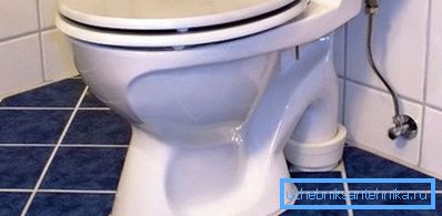 Toaleta na ceramicznych płytkach
