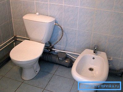 Toaleta z zamontowanym bidetem Toaleta z zamontowanym bidetem