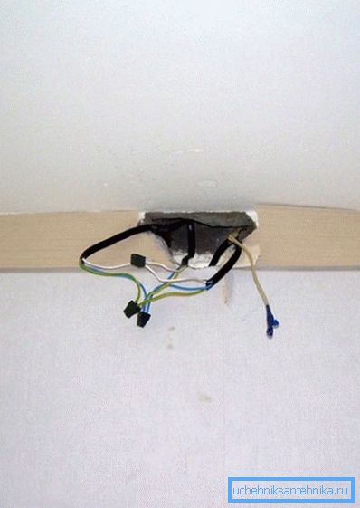 Podczas instalowania grzałek elektrycznych należy się upewnić, że przewody mogą podtrzymywać obciążenie. Podczas instalowania grzałek elektrycznych należy się upewnić, że przewody mogą podtrzymywać obciążenie.