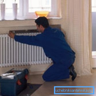 Instalacja obudów baterii odbywa się również zgodnie z poziomem w stosunku do grzejnika Instalacja obudów baterii odbywa się również zgodnie z poziomem w stosunku do grzejnika