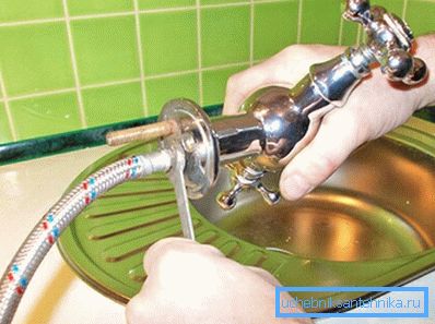 Instalowanie baterii kuchennej nie wymaga specjalnych narzędzi Instalowanie baterii kuchennej nie wymaga specjalnych narzędzi