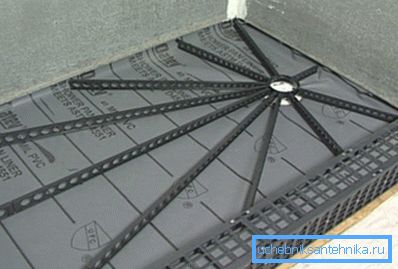 Instalacja latarni morskich przed wylaniem betonu.