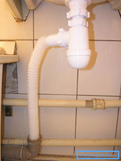 Instalowanie prostego modelu syfonu w standardowym zlewie Instalowanie prostego modelu syfonu w standardowym zlewie