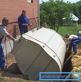 Instalacja szamba odbywa się blisko domu, ale jak najbliżej drogi Instalacja szamba odbywa się blisko domu, ale jak najbliżej drogi