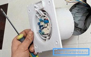 Instalowanie wentylatora w łazience Instalowanie wentylatora w łazience