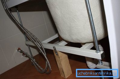 Instalowanie wysokiej palety na stojaku przewoźnika.