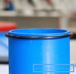 Instalacja urządzenia zabezpieczającego rozpoczyna się od zamontowania pierścienia uszczelniającego, który jest noszony na krawędzi obudowy. Instalacja urządzenia zabezpieczającego rozpoczyna się od zamontowania pierścienia uszczelniającego, który jest noszony na krawędzi obudowy.