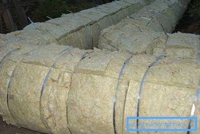 Izolacja cieplna rur za pomocą wełny mineralnej. Izolacja cieplna rur za pomocą wełny mineralnej.