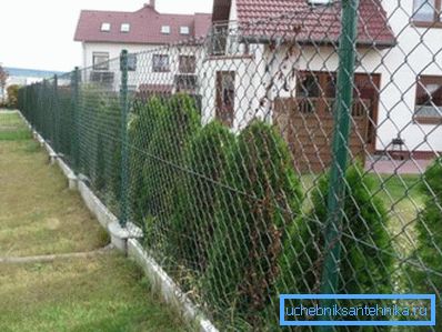 W tym przykładzie małe rury są używane jako stojaki do zbierania.