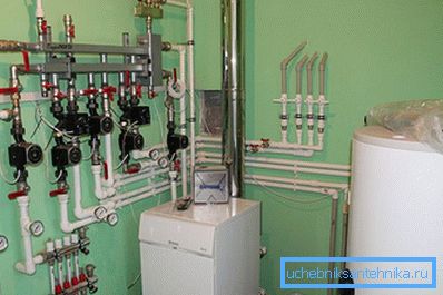 W tej kotłowni na każdej gałęzi zainstalowana jest pompa obiegowa. W tej kotłowni na każdej gałęzi zainstalowana jest pompa obiegowa.