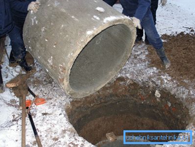 Pierścienie od betonu spadają do gotowego rowu. Pierścienie od betonu spadają do gotowego rowu.