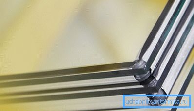 W regionach zimnych stosuje się w szczególności okna z podwójnymi szybami z energooszczędnym szkłem, które zmniejszają straty spowodowane promieniowaniem cieplnym. W regionach zimnych stosuje się w szczególności okna z podwójnymi szybami z energooszczędnym szkłem, które zmniejszają straty spowodowane promieniowaniem cieplnym.