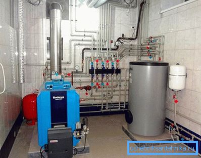 Kocioł na paliwo stałe zainstalowany w kotłowni Kocioł na paliwo stałe zainstalowany w kotłowni