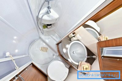 W niektórych krajach praktykuje się wspólną instalację prysznica i toalety w tym samym kabinie W niektórych krajach praktykuje się wspólną instalację prysznica i toalety w tym samym kabinie