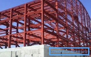 W procesie budowy ramy stadionu stosowane są kształtki o różnych rozmiarach.