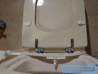 Bidet w toalecie jest oferowany do sprzedaży.
