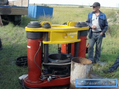 Podczas wiercenia może być konieczne zainstalowanie pośrednich łańcuchów obudowy. Podczas wiercenia może być konieczne zainstalowanie pośrednich łańcuchów obudowy.