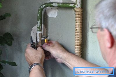 Zawór jest owinięty do końca ręcznie, a następnie około 1 obrotu za pomocą klucza. Zawór jest owinięty do końca ręcznie, a następnie około 1 obrotu za pomocą klucza.
