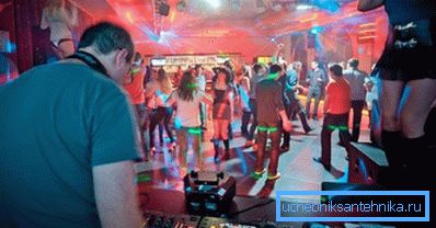 Wentylacja miejsc publicznych jest obliczana na podstawie maksymalnej liczby odwiedzających. Wentylacja miejsc publicznych jest obliczana na podstawie maksymalnej liczby odwiedzających.