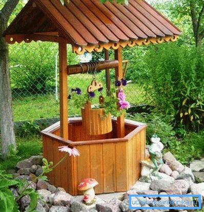 Górna część studni, wykonana z drewna Górna część studni, wykonana z drewna