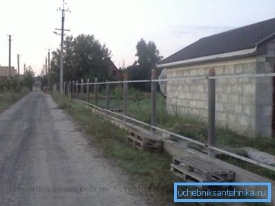 Pionowe kolumny nośne wykonane z cementu azbestowego. Pionowe kolumny nośne wykonane z cementu azbestowego.