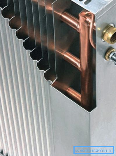 Widać, że rury są metalowe i aluminiowe Widać, że rury są metalowe i aluminiowe
