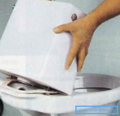 Najpierw zdemontuj, a następnie zdecyduj, jak przykleić muszlę klozetową Najpierw zdemontuj, a następnie zdecyduj, jak przykleić muszlę klozetową