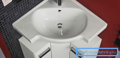 Zewnętrznie, wyroby porcelanowe są trudne do odróżnienia od wyrobów ceramicznych, ale gdy są używane, wszystko natychmiast wchodzi na swoje miejsce.