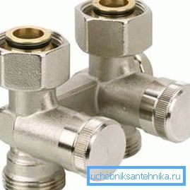 Zewnętrznie przypomina lornetkę Zewnętrznie przypomina lornetkę