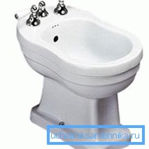 Wygląd konwencjonalnego urządzenia do mycia z zainstalowanymi kranami o różnych temperaturach Wygląd konwencjonalnego urządzenia do mycia z zainstalowanymi kranami o różnych temperaturach