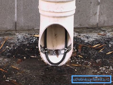 Wygląd rury z kablem zainstalowanym w celu podgrzania i zapobiegania zlodowaceniom, chociaż eksperci wolą wykonać ekstremalne podniesienie nieco wyżej, aby ukryć ten element Wygląd rury z kablem zainstalowanym w celu podgrzania i zapobiegania zlodowaceniom, chociaż eksperci wolą wykonać ekstremalne podniesienie nieco wyżej, aby ukryć ten element