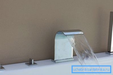 Modele wpuszczane do instalacji na zwykłej wannie są dość trudne. Modele wpuszczane do instalacji na zwykłej wannie są dość trudne.