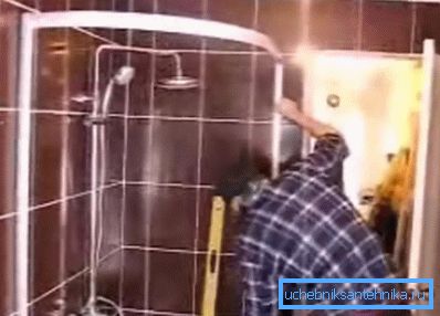 Włóż ramę drzwi do prowadnic Włóż ramę drzwi do prowadnic