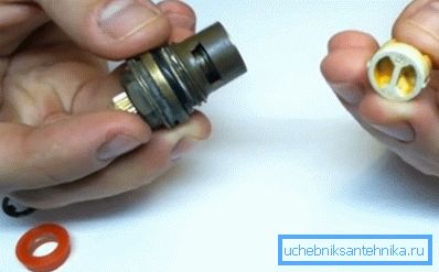 Wyciągamy ceramiczną parę z prętem Wyciągamy ceramiczną parę z prętem