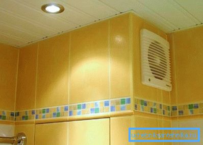 Kaptur w łazience, wyposażony w wentylator Kaptur w łazience, wyposażony w wentylator