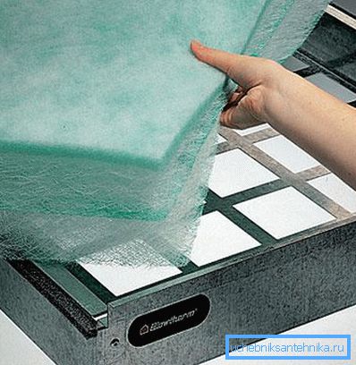 Układanie drobnej siatki i materiału włóknistego w obudowie filtra Układanie drobnej siatki i materiału włóknistego w obudowie filtra