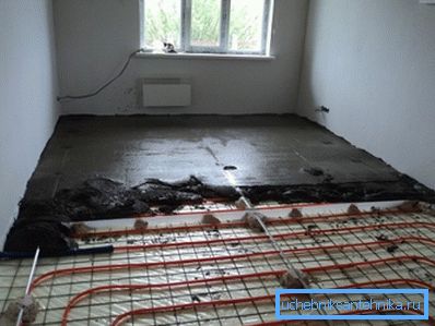 Napełnianie podłogi izolowaną termicznie betonem Napełnianie podłogi izolowaną termicznie betonem