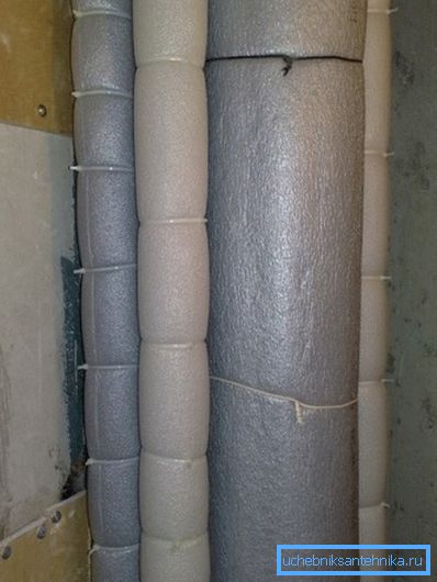 Izolację akustyczną wykonuje się za pomocą specjalnego materiału.